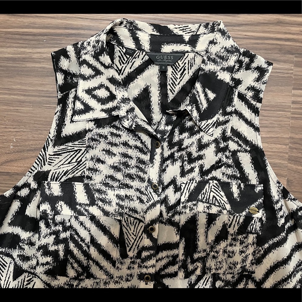 Guess front flap pockets sleeveless shirt